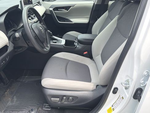 Used 2025 Toyota RAV4 XLE AWD/4WD image 9