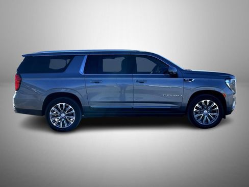 Used 2022 GMC Yukon XL Denali w/ Denali Premium Package image 4