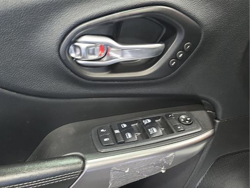 Used 2019 Jeep Cherokee Limited w/ Luxury Group AWD/4WD image 9