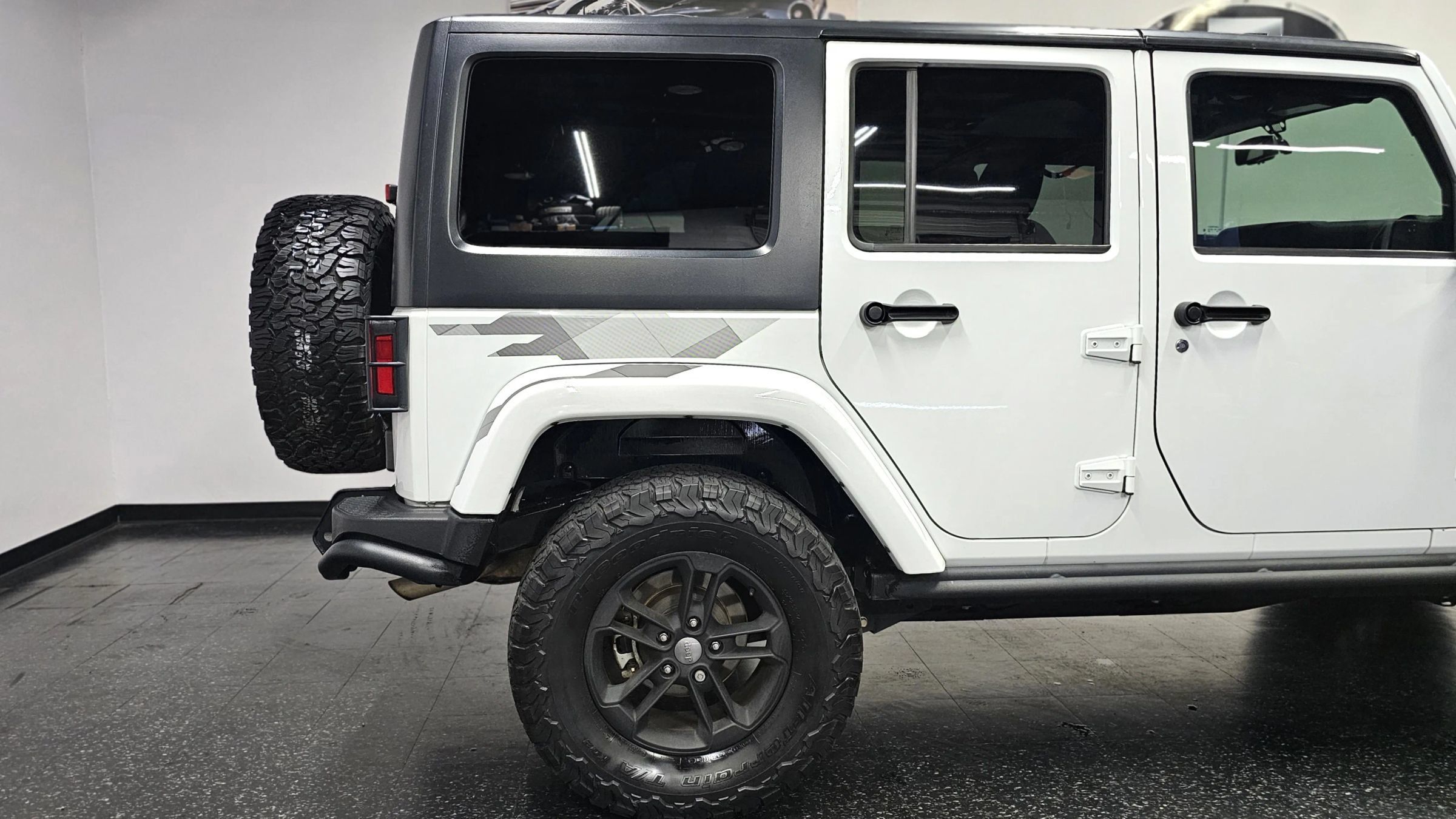 Used 2017 Jeep Wrangler Unlimited Sahara AWD/4WD image 19