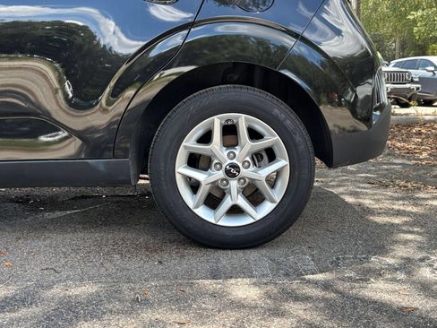 Used 2025 Kia Soul LX w/ LX Technology Package FWD image 28