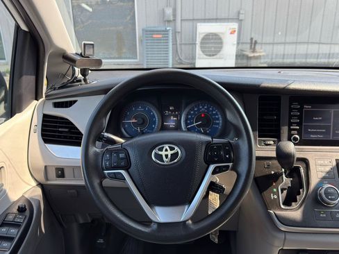 Used 2020 Toyota Sienna L FWD image 18