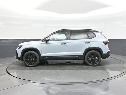 New 2026 Volkswagen Taos SE image 4