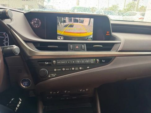 Used 2019 Lexus ES 300h w/ Premium Package FWD image 12