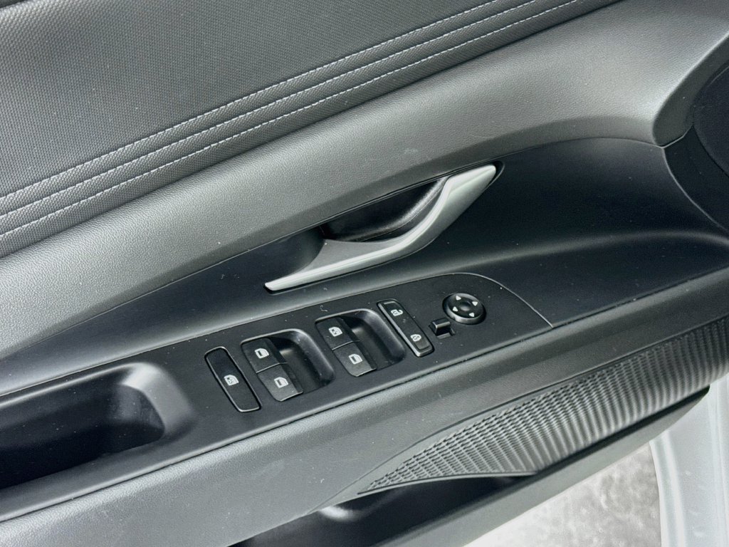 Certified 2025 Hyundai Elantra Limited FWD image 18