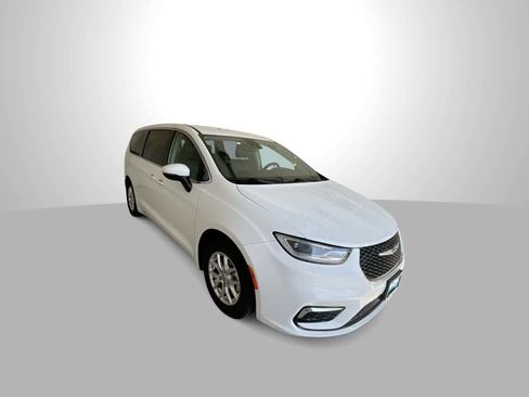 Used 2023 Chrysler Pacifica Touring-L FWD image 2