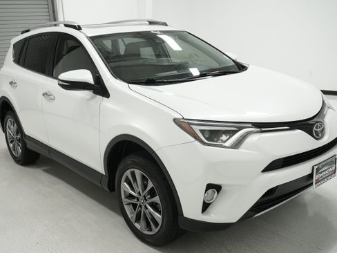 Used 2018 Toyota RAV4 Limited FWD image 2