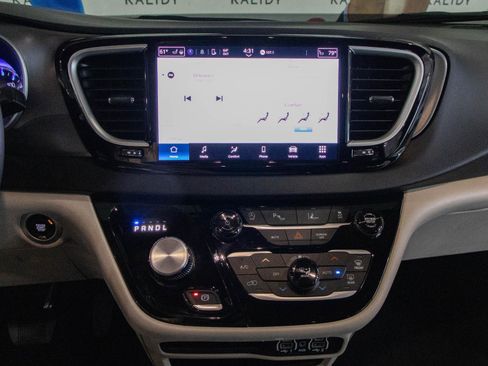 Used 2023 Chrysler Pacifica Touring-L image 4