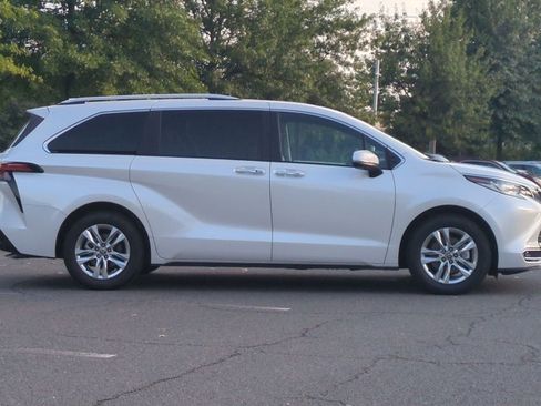 Used 2026 Toyota Sienna Limited AWD/4WD image 4