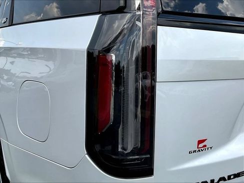 Used 2022 Cadillac Escalade Sport Platinum w/ LPO, Floor Liner Package AWD/4WD image 24