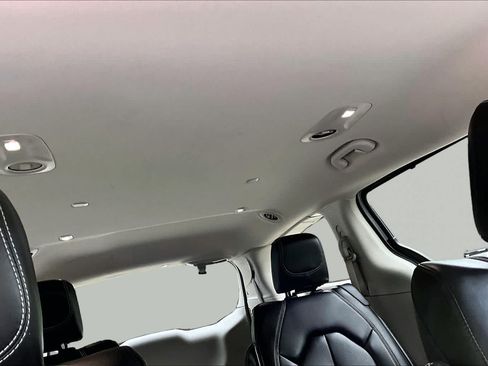 Used 2023 Chrysler Pacifica Touring-L FWD image 14