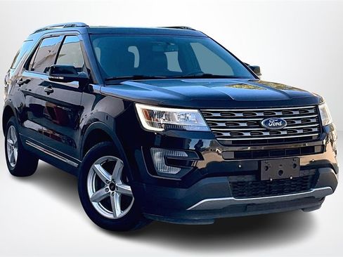 Used 2017 Ford Explorer XLT w/ Equipment Group 202A image 3