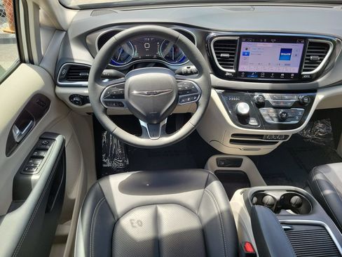 Used 2024 Chrysler Pacifica Touring-L FWD image 12
