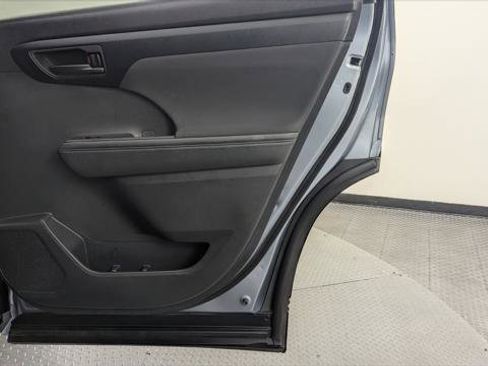 Used 2023 Toyota Highlander LE image 17