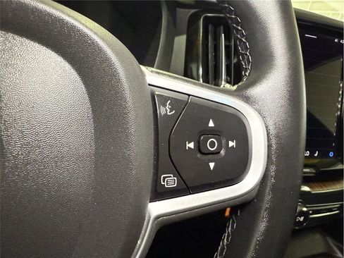 Used 2022 Volvo XC60 B5 Momentum image 35