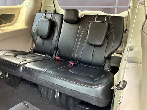 Used 2024 Chrysler Pacifica Touring-L FWD image 17