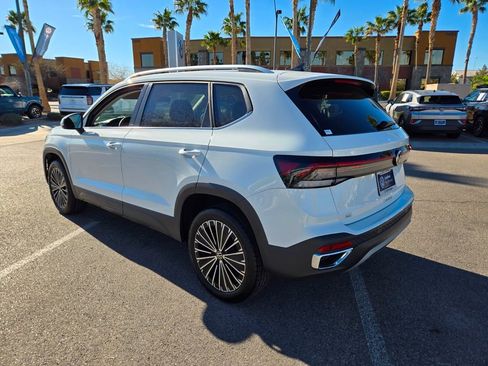 Certified 2025 Volkswagen Taos SE w/ Panoramic Sunroof Package FWD image 4