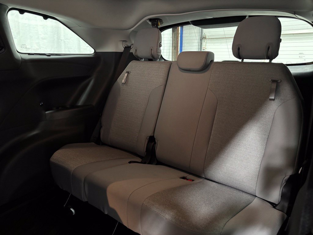 Used 2026 Toyota Sienna LE FWD image 52