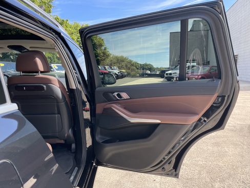 Used 2023 BMW X7 xDrive40i w/ Parking Assistance Package image 18