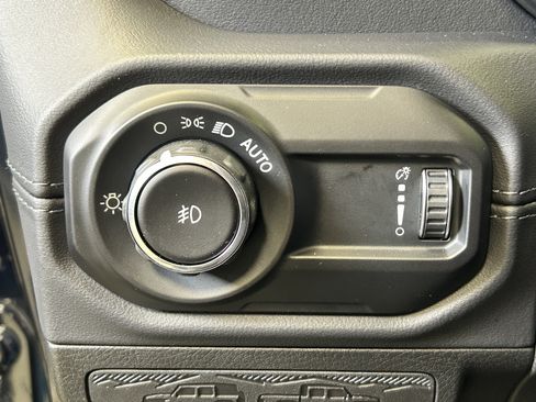 Certified 2025 Jeep Wrangler Sahara w/ Safety Group image 19