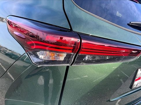 Used 2025 Toyota Highlander XLE image 29