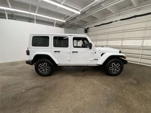 Used 2025 Jeep Wrangler Sahara image 7