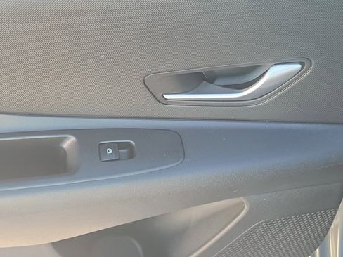 Certified 2022 Hyundai Elantra SE image 9