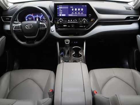 Used 2023 Toyota Highlander Limited FWD image 32