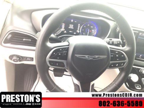 Used 2024 Chrysler Pacifica Touring-L FWD image 12