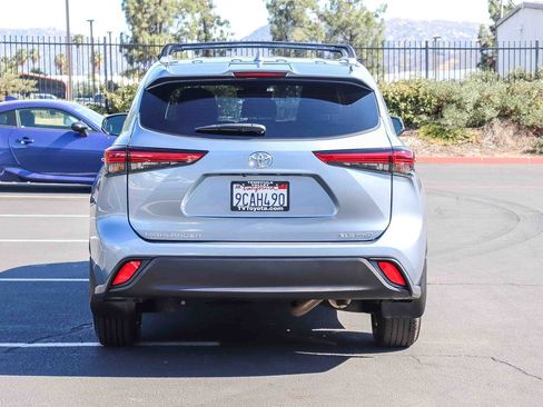 Used 2022 Toyota Highlander XLE AWD/4WD image 6