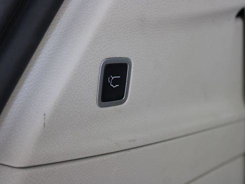 Used 2024 Chrysler Pacifica Touring-L FWD image 32