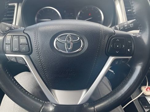 Used 2017 Toyota Highlander SE w/ Carpet Mat Package AWD/4WD image 22