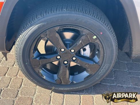 New 2025 Jeep Grand Cherokee Altitude image 10