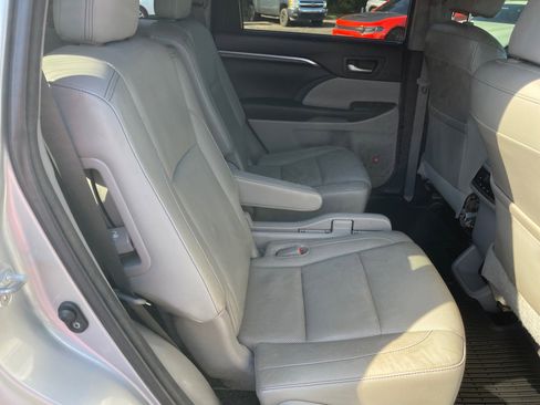 Used 2015 Toyota Highlander Limited image 18