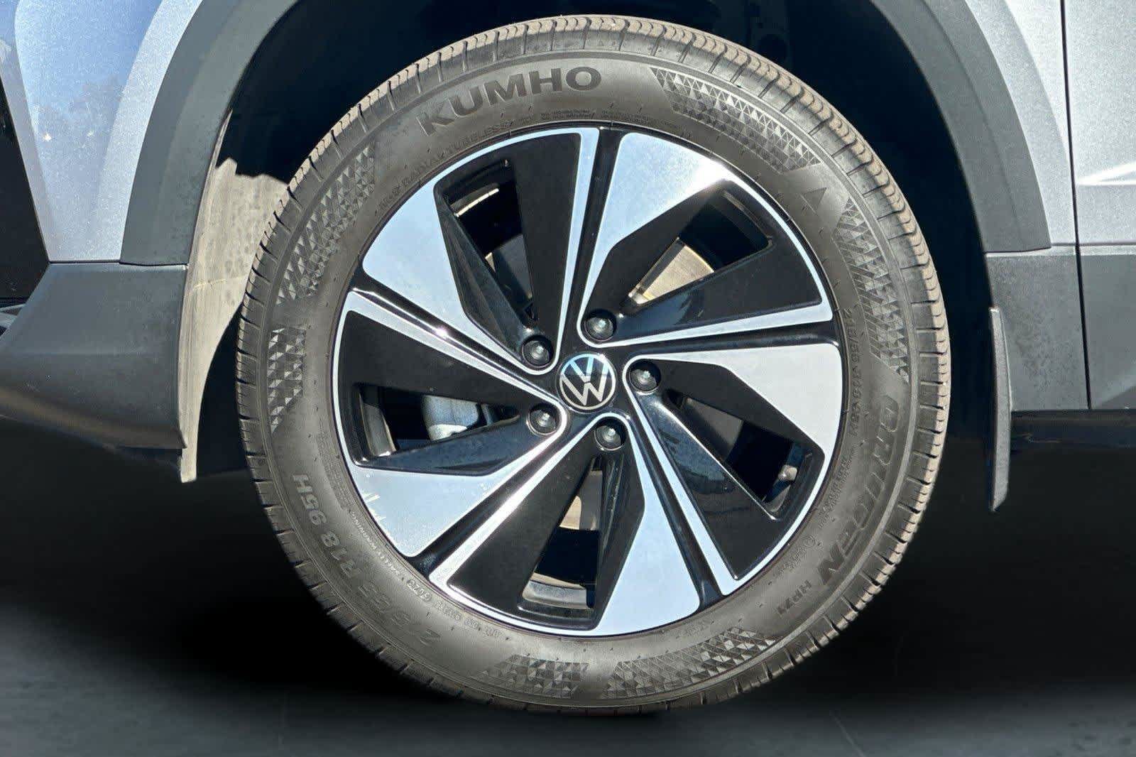 Used 2024 Volkswagen Taos SE w/ Panoramic Sunroof Package AWD/4WD image 30