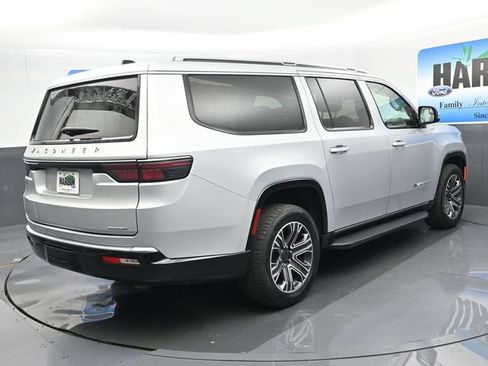 Used 2024 Jeep Wagoneer L Series II w/ Flexible Seating Group RWD image 5