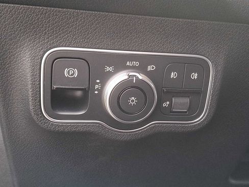 Used 2025 Mercedes-Benz GLB 250 4MATIC image 22