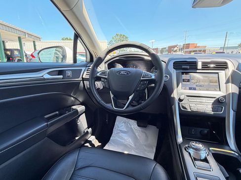 Used 2018 Ford Fusion SE w/ Equipment Group 602A FWD image 17