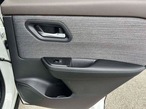 Used 2023 Nissan Rogue SV image 8