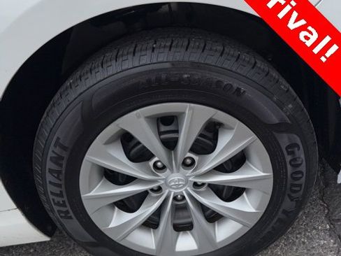 Used 2017 Toyota Camry LE image 3