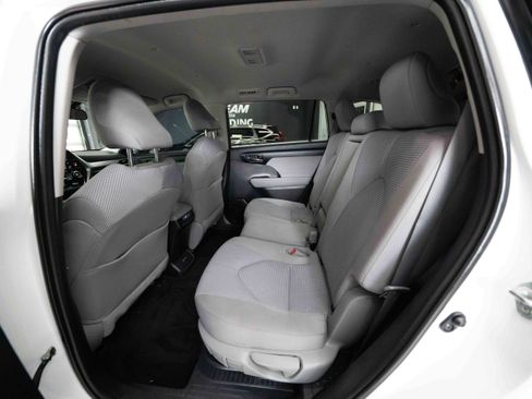 Used 2021 Toyota Highlander LE AWD/4WD image 23