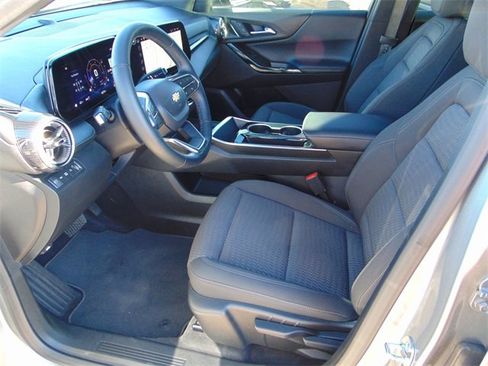 Used 2025 Chevrolet Equinox LT w/ Safety and Technology Package image 10