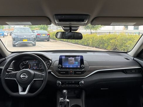 Used 2025 Nissan Altima 2.5 SV FWD image 33