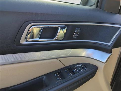 Used 2017 Ford Explorer XLT w/ Equipment Group 201A image 8