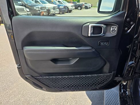 Used 2018 Jeep Wrangler Unlimited Sahara AWD/4WD image 11
