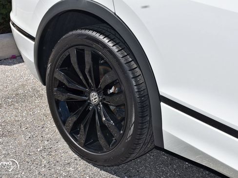 Used 2021 Volkswagen Tiguan SE R-Line image 8