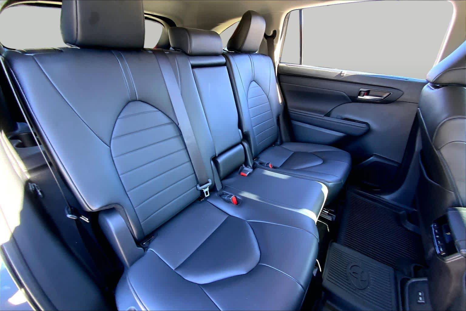 Used 2024 Toyota Highlander XLE AWD/4WD image 20