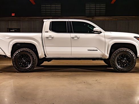 Used 2025 Toyota Tacoma SR5 AWD/4WD image 10