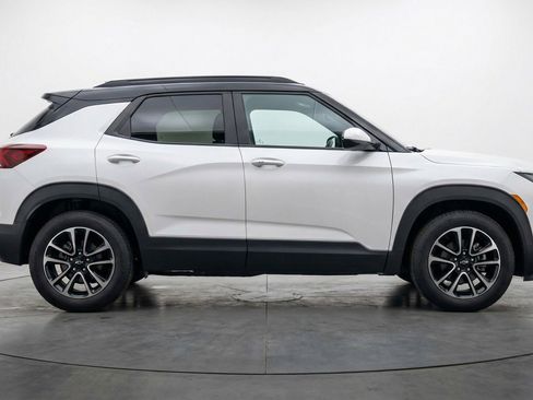 Used 2025 Chevrolet TrailBlazer LT FWD image 11
