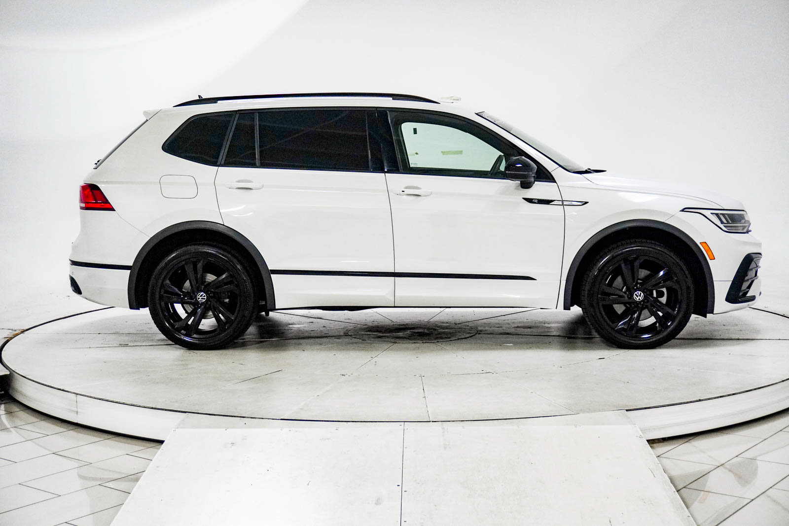 Used 2023 Volkswagen Tiguan SE R-Line FWD image 11